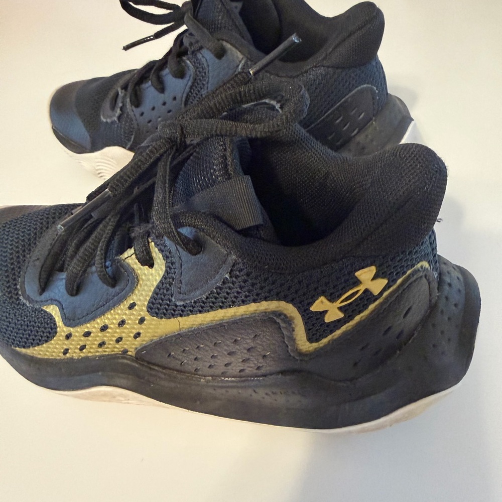 Under Armour Kids' Black and Gold Sneakers size 3.5 GUC - Picture 2 of 4